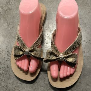 GUESS SIGNATURE BOW THONG  SANDALS